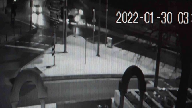 Üsküdar’da Orta Refüjü Aşıp Takla Attı, Işıklarda Bekleyen Taksiye Çarptı
