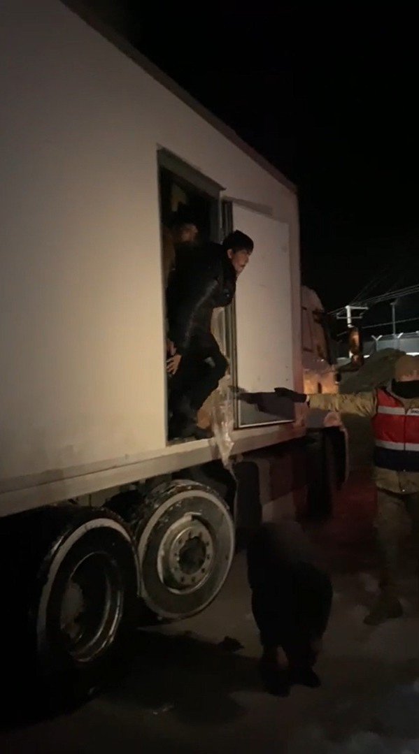 Havalandırma Bacasından Buhar Çıkan Kamyonda 174 Düzensiz Göçmen Yakalandı