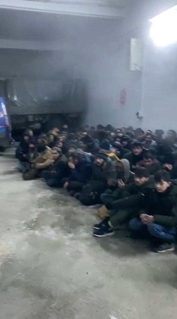 Havalandırma Bacasından Buhar Çıkan Kamyonda 174 Düzensiz Göçmen Yakalandı