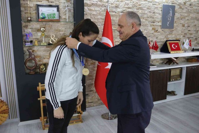 Kick Boks Türkiye Şampiyonu’ndan Başkan Öztürk’e Ziyaret