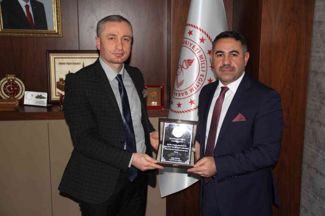 Ağrı’da “Yılın Öğretmeni”ne Başarı Belgesi Verildi