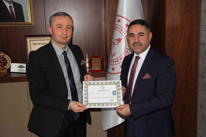 Ağrı’da “Yılın Öğretmeni”ne Başarı Belgesi Verildi