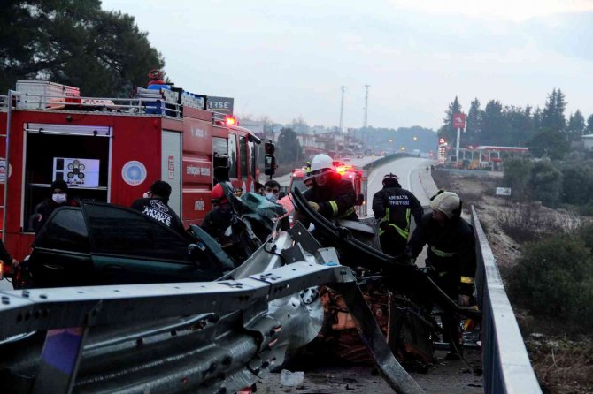 1 Kişinin Öldüğü Ve Otomobilin Hurdaya Döndüğü Kazada Yaralıyı Kurtarma Seferberliği
