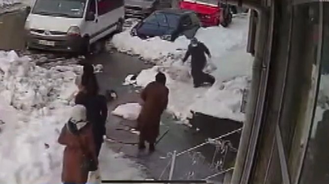 Yolda Yürüyen Kadının Kafasına Kar Kütlesi Düştü