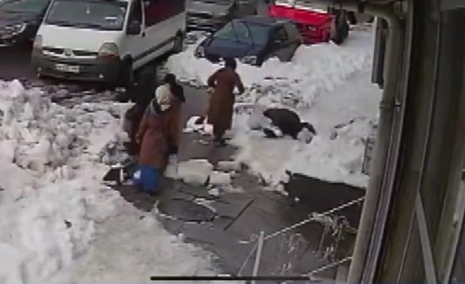 Yolda Yürüyen Kadının Kafasına Kar Kütlesi Düştü