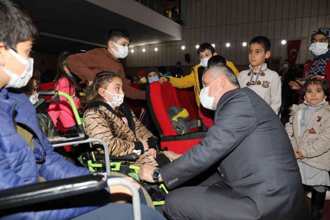 Bafralı Çocuklara Karne Tatilinde Tiyatro Hediyesi