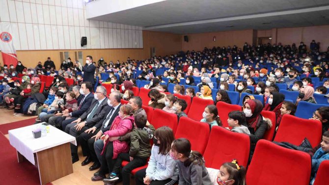 Bafralı Çocuklara Karne Tatilinde Tiyatro Hediyesi