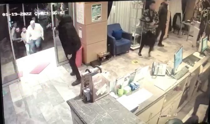 Beyoğlu’nda Otelde Silahlı Çatışma Kamerada