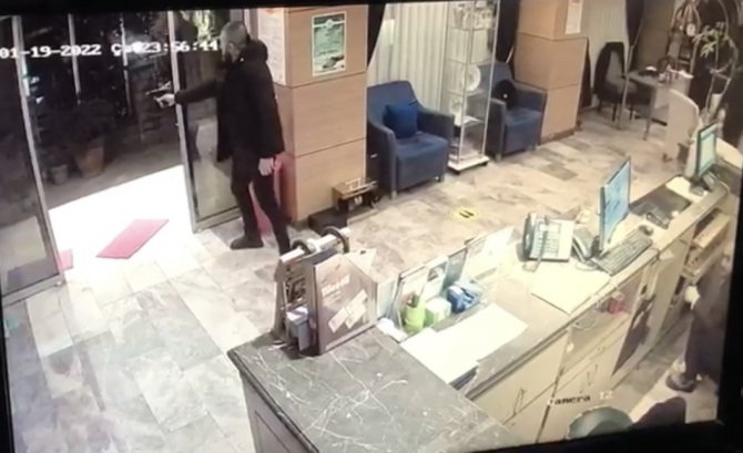 Beyoğlu’nda Otelde Silahlı Çatışma Kamerada