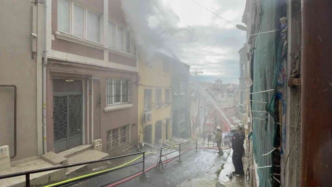 Beyoğlu’nda Korkutan Yangın: İ̇tfaiyeye Hatalı Park Engeli