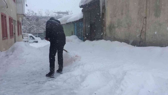 Karlıova’da Vatandaşın Kar Sitemi: “Sabah Kalkıyoruz Kar, Ertesi Gün Yine Kar”