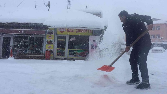 Karlıova’da Vatandaşın Kar Sitemi: “Sabah Kalkıyoruz Kar, Ertesi Gün Yine Kar”