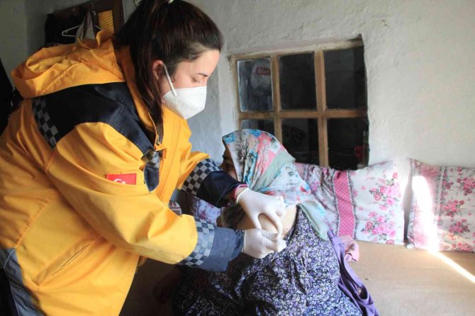 Burdur’da Sağlık Ekipleri Yağmur, Çamur Demeden Köy Köy Gezip Aşı Yapıyor