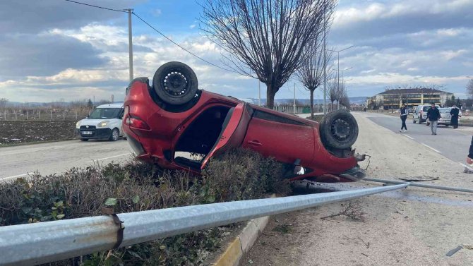 Bursa’da Otomobil Aydınlatma Direğine Çarpıp Takla Attı: 2 Yaralı