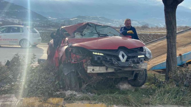 Bursa’da Otomobil Aydınlatma Direğine Çarpıp Takla Attı: 2 Yaralı