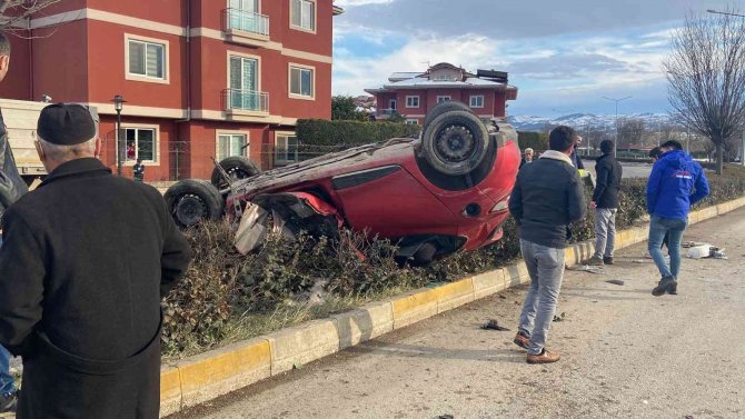 Bursa’da Otomobil Aydınlatma Direğine Çarpıp Takla Attı: 2 Yaralı