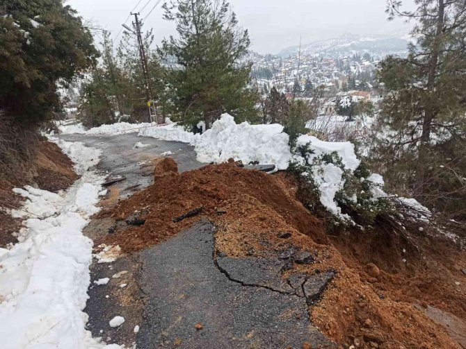 Mersin’de Heyelan Yolu Kapattı