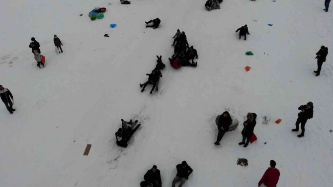 Karla Kaplanan Tepeyi Kayak Pistine Çevirdiler