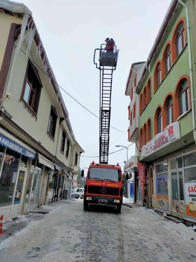 Devrekani’de İtfaiye Buz Sarkıtlarını Temizledi