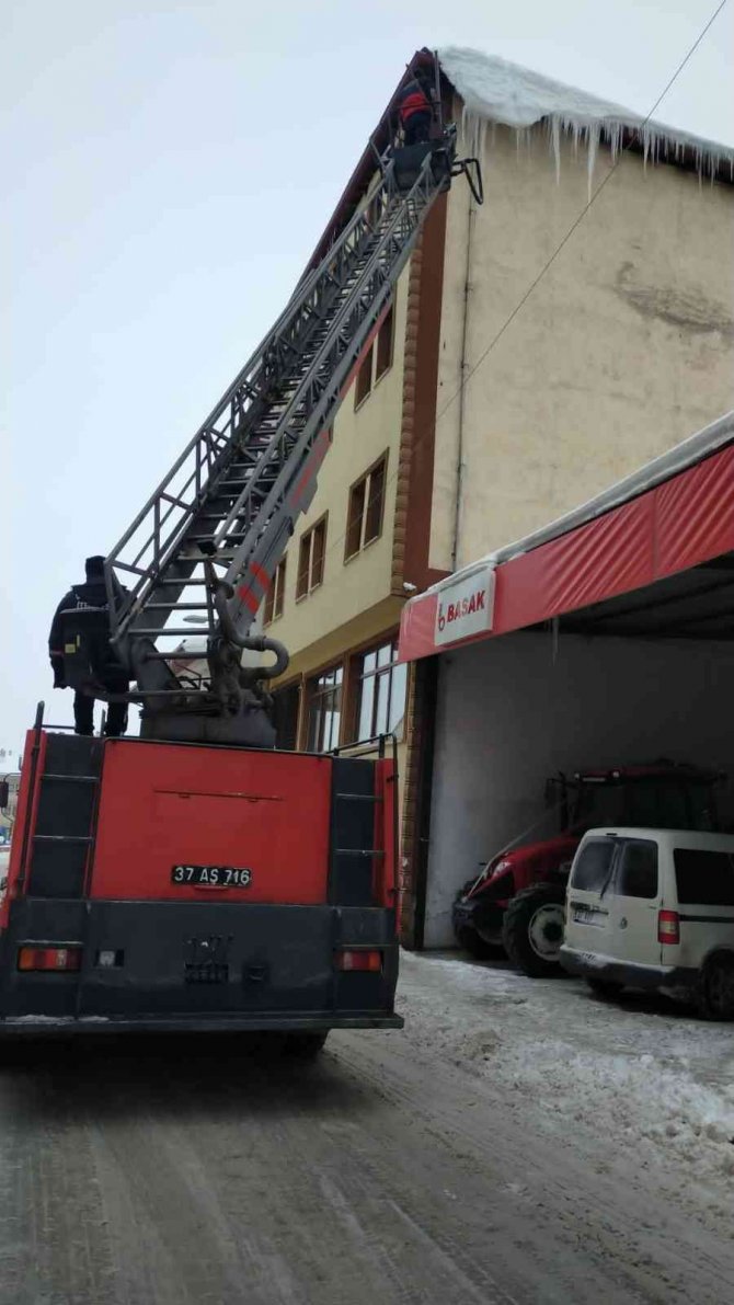 Devrekani’de İtfaiye Buz Sarkıtlarını Temizledi