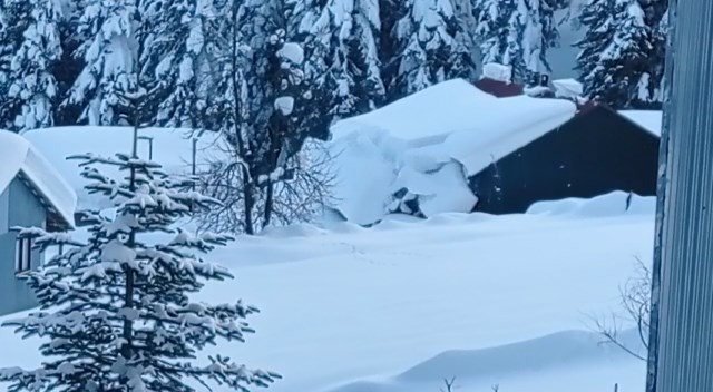 Kar Kalınlığı 2 Metreye Ulaştı, Çatıdan Kar Kütleleri Böyle Düştü