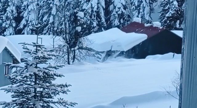 Kar Kalınlığı 2 Metreye Ulaştı, Çatıdan Kar Kütleleri Böyle Düştü