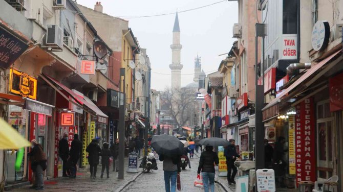 Edirne’de Sağanak Yağış Etkili Oluyor
