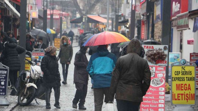 Edirne’de Sağanak Yağış Etkili Oluyor