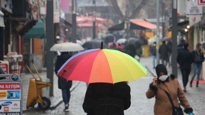 Edirne’de Sağanak Yağış Etkili Oluyor