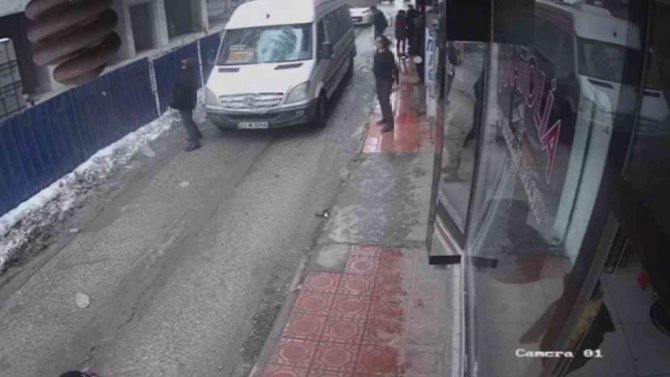Seyir Halindeki Minibüsün Üzerine Buz Kütlesi Düştü