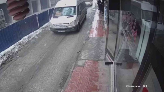 Seyir Halindeki Minibüsün Üzerine Buz Kütlesi Düştü