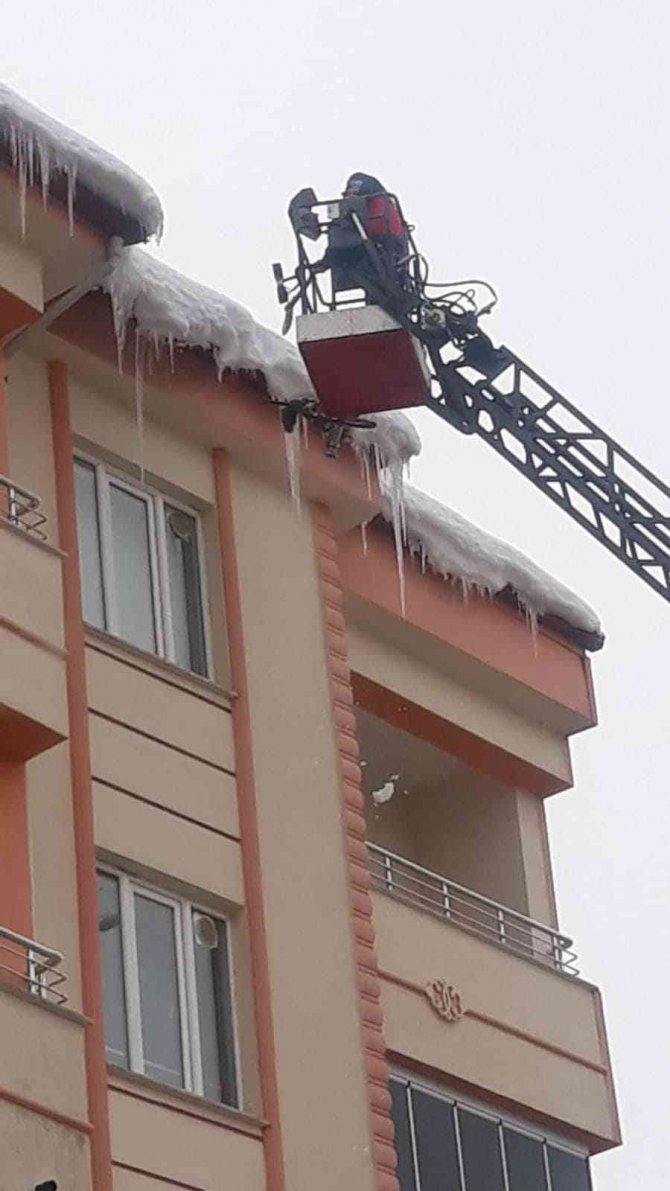 İ̇tfaiye Ekipleri Buz Sarkıtlarını Temizledi