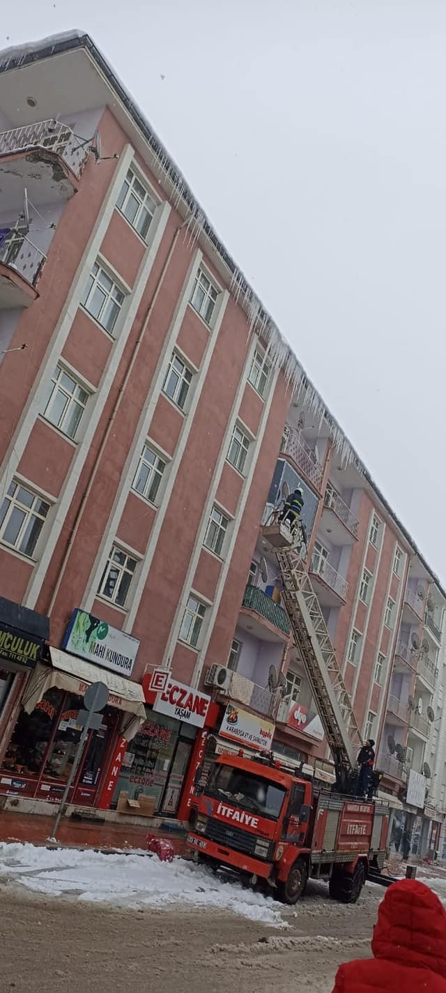 İ̇tfaiye Ekipleri Buz Sarkıtlarını Temizledi