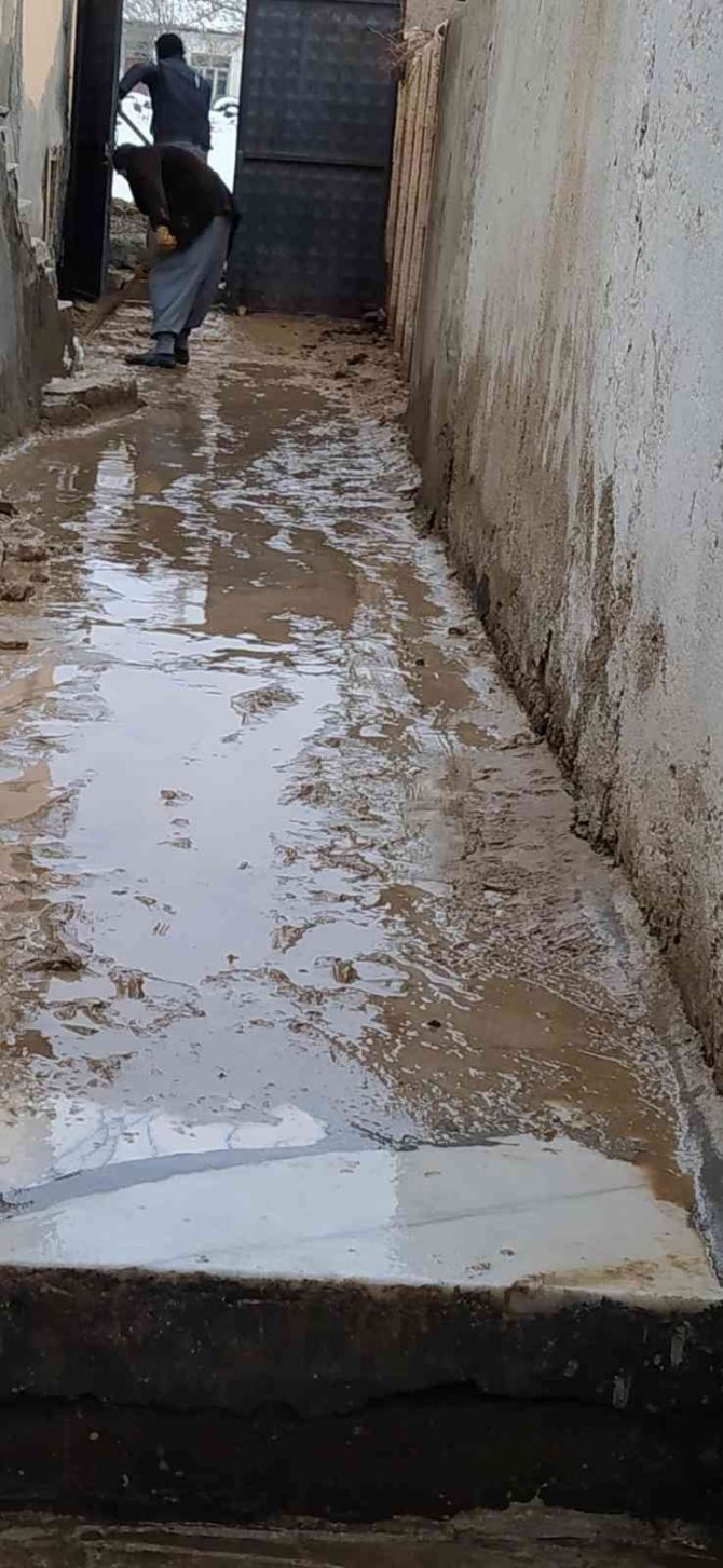 Elazığ’da Patlayan Boru Nedeni İle Evleri Su Bastı