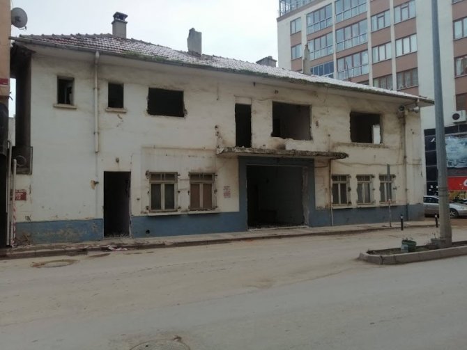 Erdek’te Marmarabirlik Eski Binası Yıkılıyor