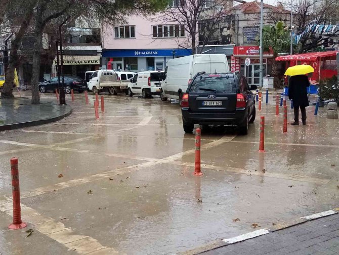 Erdek’te Sağanak Yağış Etkili Oldu