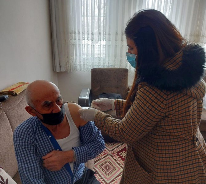 Sağlık Ekipleri Aşılama Çalışmalarını Sürdürüyor