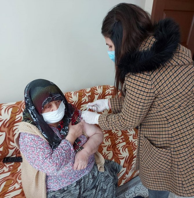 Sağlık Ekipleri Aşılama Çalışmalarını Sürdürüyor