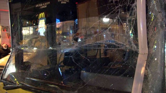 Esenyurt’ta İ̇ett Otobüsü Kamyona Arkadan Çarptı