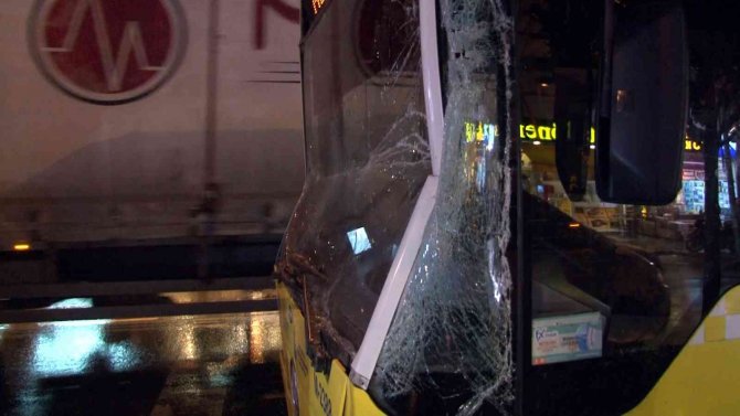 Esenyurt’ta İ̇ett Otobüsü Kamyona Arkadan Çarptı