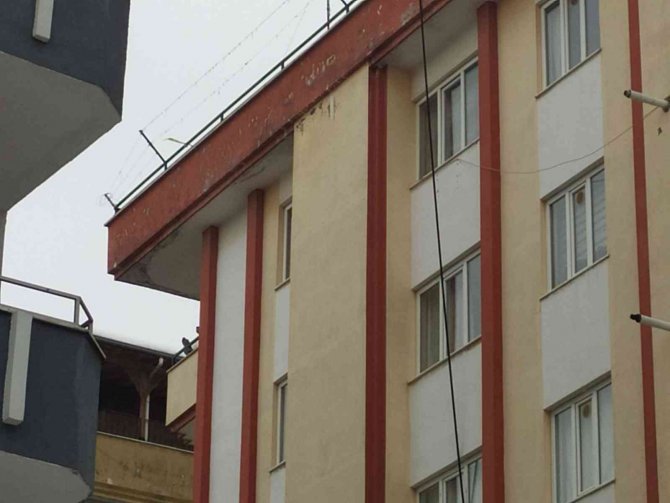 Genç Kızın Düşme Anı Kamerada