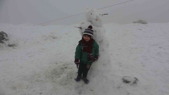 Hatay’da Vatandaşlar Karın Tadını Sucuk Ekmekle Çıkardı