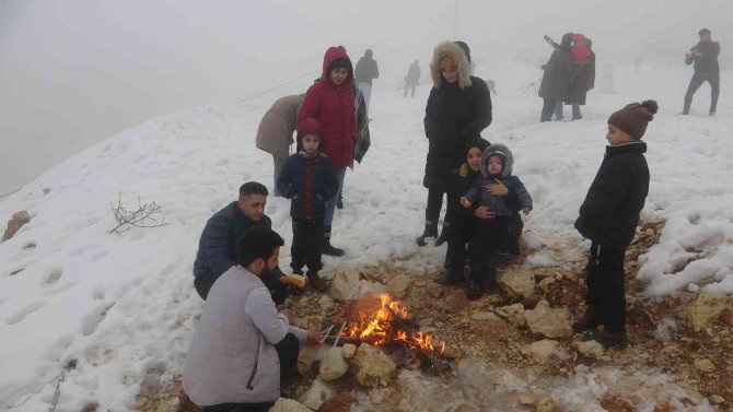 Hatay’da Vatandaşlar Karın Tadını Sucuk Ekmekle Çıkardı