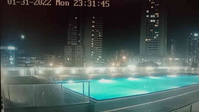 İ̇stanbul Semalarından Süzülen Göktaşı Kameralara Yansıdı