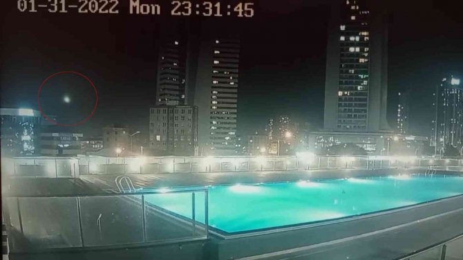 İ̇stanbul Semalarından Süzülen Göktaşı Kameralara Yansıdı