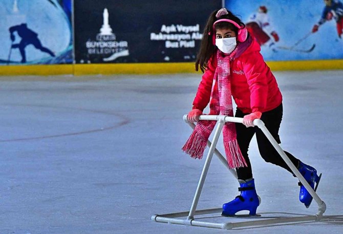 Kadifekaleli Çocuklara Karne Hediyesi