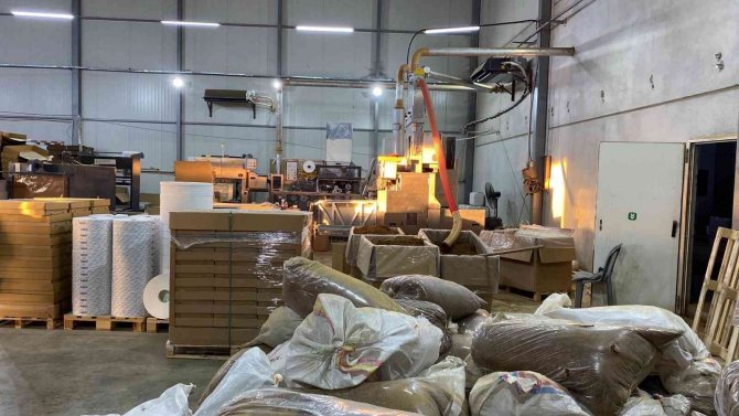 İ̇zmir’de Tarihi Operasyon: Kaçak Sigara Fabrikası Kurmuşlar