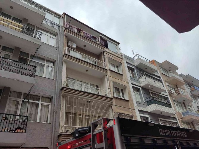 İ̇zmir’de 4 Katlı Binada Yangın Paniği
