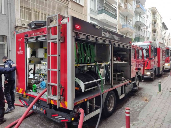 İ̇zmir’de 4 Katlı Binada Yangın Paniği