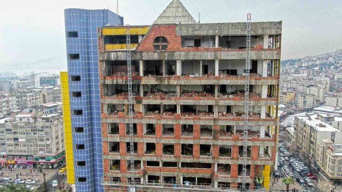Özel İdare İş Merkezinde Cephe Sökümü Sürüyor